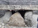 Le dolmen au centre a abrité de nombreux corps incinérés ou pas.