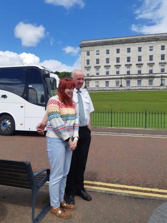 Voici Morgane, notre sympathique guide avec Clive, notre pince-sans-rire de chauffeur.