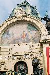 Le frontispice de la Maison Municipale décoré par une fresque d’Alfons Mucha