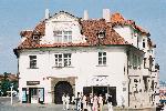 Au carrefour des rues Loretanska et Pohorelec, cette petite maison baroque fait très couleur locale.