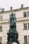 A deux pas du pont Charles, dans la rue Karlova, une statue du fameux roi Charles IV