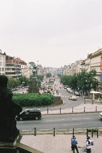 L’enfilade de la place St Venceslas prise depuis les marches du Musée national