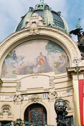 Le frontispice de la Maison Municipale décoré par une fresque d’Alfons Mucha