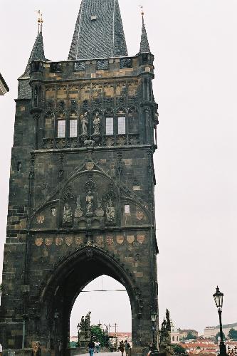 La tour du pont de la Vieille ville (ou tour Staré Mésto) garde l’entrée du pont côté est