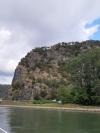 Le rocher de la Lorelei. Ce rocher forme une saillie dans le Rhin et le rend plus étroit à cet endroit.