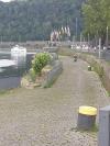 A la confluence de la Moselle et du Rhin : le quai forme une pointe où flottent les pavillons de tous les länders