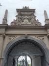 Porte d&rsquo;entrée richement décorée aux armoiries du prince électeur Johann von Schönenburg