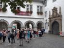 Cette place communique avec Jesuitenplatz par des passages sous immeuble