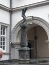 Une des facétie de cette place est une fontaine représentant un garçon effronté qui crache sur les touristes par intermittence