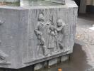 Un garçon et une petite fille en train de se bagarrer pour une poupée sous les yeux d&rsquo;un parent sermoneur