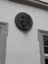 La place présente aussi des bas reliefs comme celui-ci ou comme celui de Joseph Cornelius et de Karl Wilhelm Kraehmer.