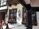Façade d&rsquo;un hôtel-restaurant. Le style est bien germanique