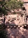 Bas relief au dessus de la porte d&rsquo;accueil