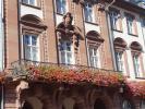 On peut admirer l’effort d’enlolivement du balcon de la mairie