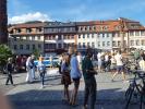 Une manifestation est en train de se réunir sur la place de la mairie