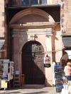 Porte annexe de la cathédrale avec des échopes de souvenirs