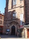 Une des entrées de la cathédrale avec une annonce de concert