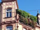 Détail de la façade au joli balcon fleuri