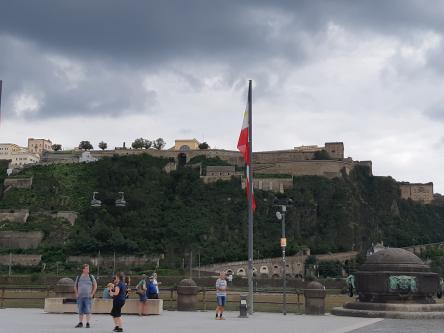 Face au Deutches Eck, sur la coline de l&rsquo;autre côté du Rhin se trouve le châreau de Coblence