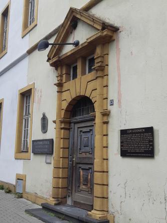 Porte en grès jaune