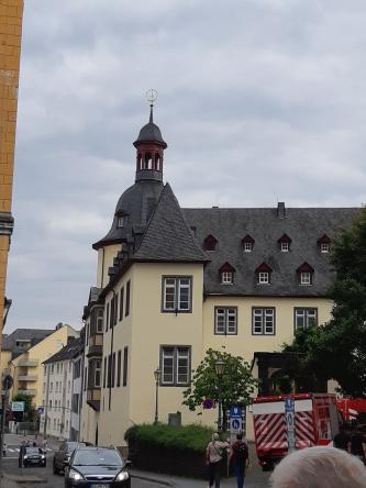 En déambulant dans les rues, on commence à apercevoir la Liefraunkirche