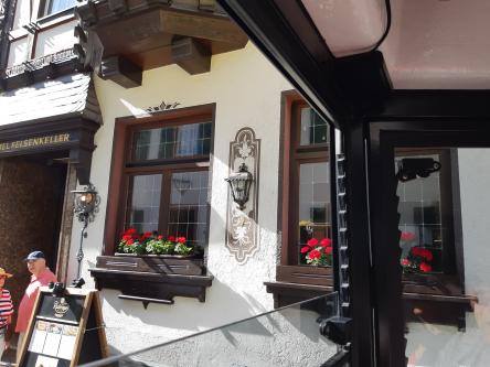 Façade d&rsquo;un hôtel-restaurant. Le style est bien germanique
