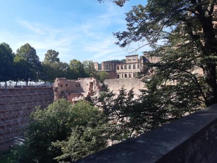 Quand on arrive au château, la première chose qu’on voit ce sont les ruines des remparts