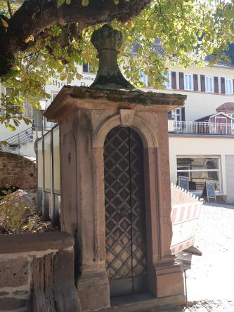A l&rsquo;entrée, une guérite nous laisse passer sans nous demander patte blanche