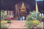 Bouddha assis au temple de Wat Yai Chai Mongkhon