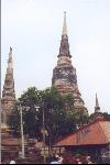 Le chedi principal du temple de Wat Yai Chai Mongkhon