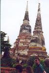 Chedi principal et secondaire au temple de Wat Yai Chai Mongkhon