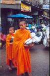 Le marché du matin, la quête des moines bouddhistes