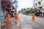 Le marché du matin, la quête des moines bouddhistes