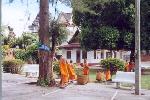 Le temple de Wat Phra Kaeo Don Tao, jeunes moines bouddhistes au travail