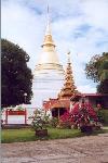 Le chedi du temple de Wat Phra Kaeo Don Tao