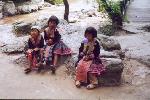 Trois petites filles en costume pour attirer le touriste