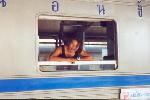 Le train en gare de Chiang Maï : une jeune chinoise hilare