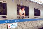Le train en gare de Chiang Maï : surprise à sa fenêtre...