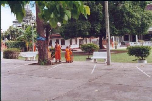 Le temple de Wat Phra Kaeo Don Tao : jeunes moines au travail