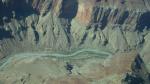 la Colorado River qui serpente entre les profonds canyons