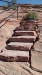 On y accède par un escalier creusé dans le grès rose