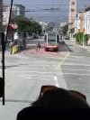 Rue en pente avec tram