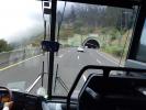 La ville est montagneuse : les routes passent par des tunnels