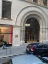 Une autre entrée de magasin du quartier chic
