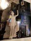 La jeune actrice Shirley Temple admirant la grande horloge dans le hall de l’hôtel