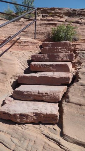 On y accède par un escalier creusé dans le grès rose