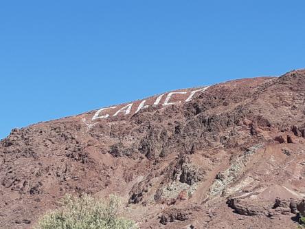 D&rsquo;un avion, on ne peut pas la rater. Cette ville se prend pour Hollywood ?